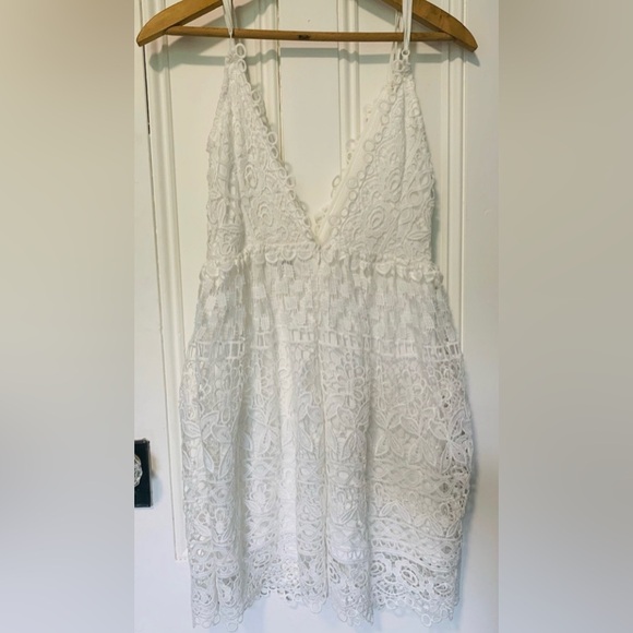 TOBI | Elegant and Beautifully fitting dress.. perfect for weddings!! 🤍 - Picture 3 of 5